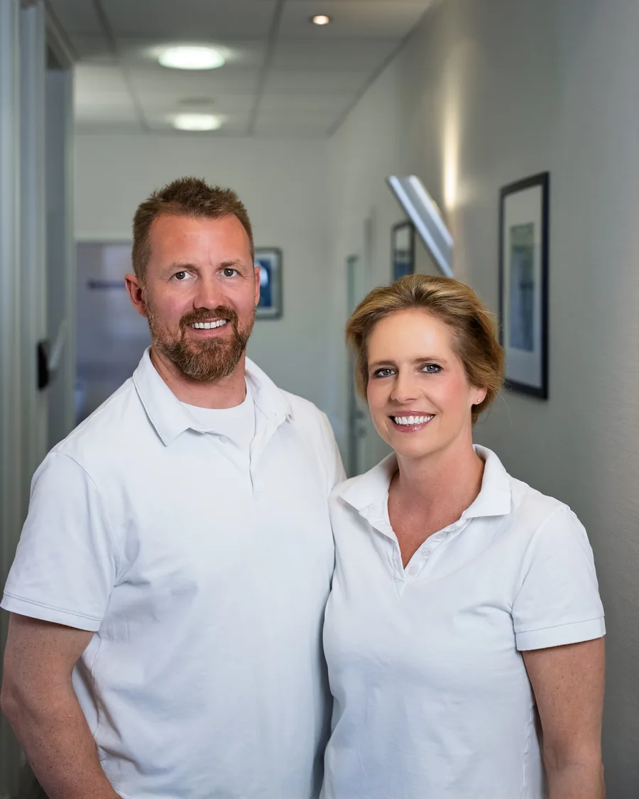 Dr. Andreas Hunecke und Dr. Carolin Hunecke im Praxisflur